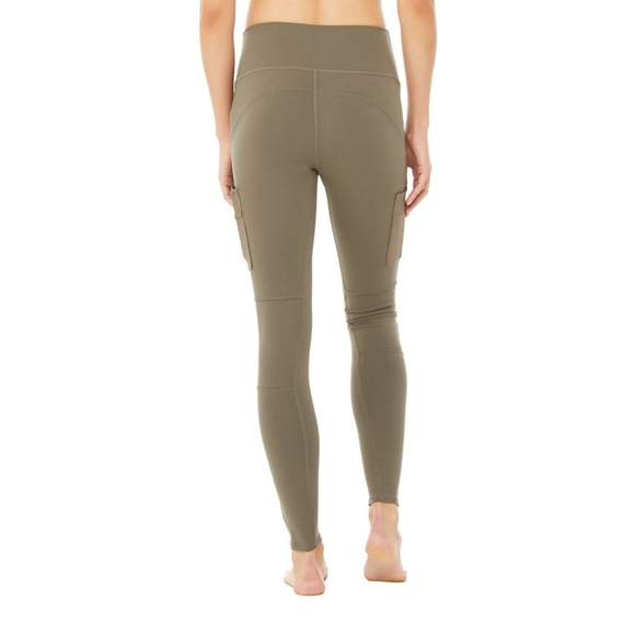 Alo Yoga High-Waist Cargo Legging in Olive - Picture 4 of 8